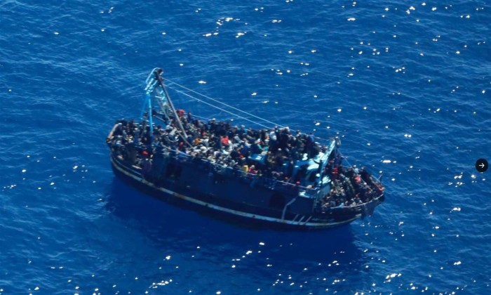 بيان للأورومتوسطي التلاعب بشهادات ضحايا حادثة غرق قارب “أدريانا” فعلاً مجرماً وغير قانوني