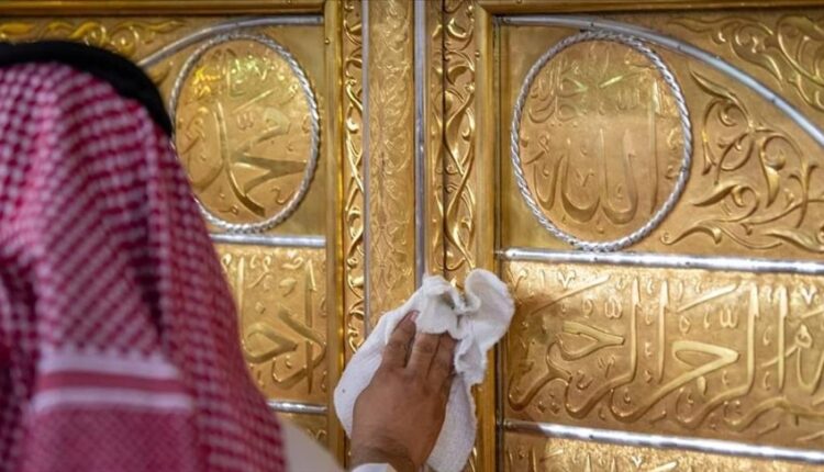 السعودية .. غسل الكعبة المشرفة بخليط من ماء زمزم والورد