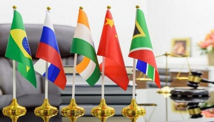 وزير الخارجية الروسي تم الاتفاق في قمة "بريكس" على عملة بديلة عن الدولار