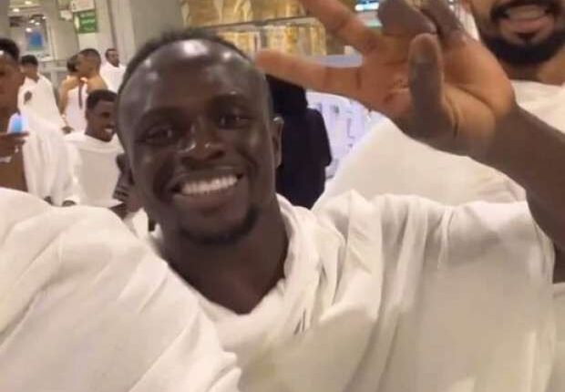 السعودية .. اللاعب السنغالي صاديو ماني يؤدي مناسك العمرة في مكة المكرمة