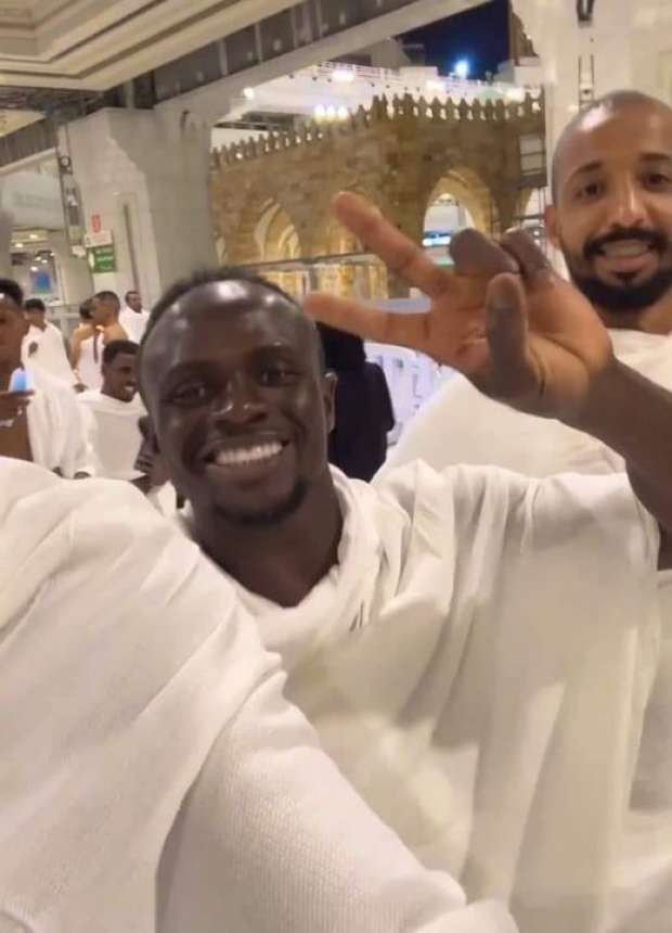 السعودية .. اللاعب السنغالي صاديو ماني يؤدي مناسك العمرة في مكة المكرمة