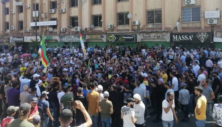 احتجاجات في محافظة السويداء مطالبة برحيل الأسد لليوم السادس على التوالي