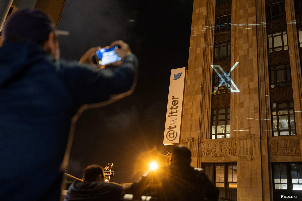 السلطات الأمريكية تجبر تويتر على إزالة الشعار الجديد "إكس" من مقرها