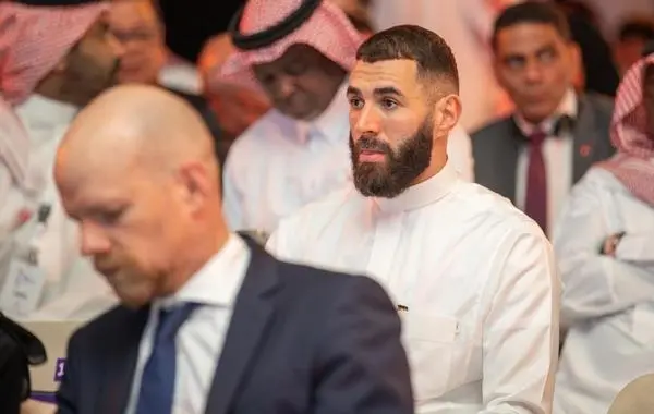 كريم بنزيما يخطف الأضواء بالزي السعودي في قرعة كأس العالم للأندية