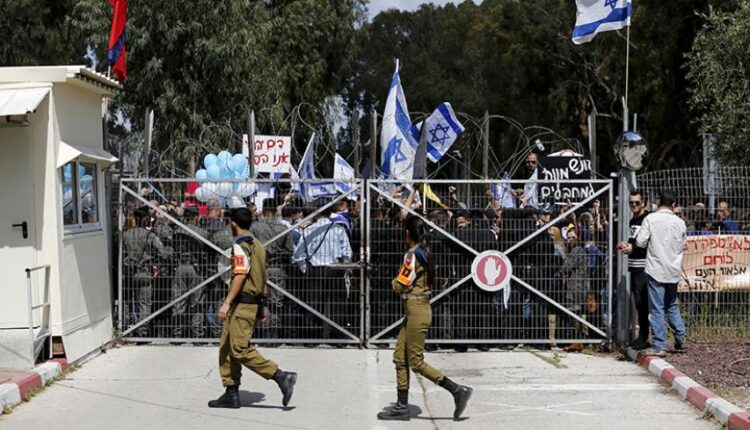 حدث شنيع في الخليل .. إجبار المجندات نساء من الخليل على خلع ملابسهن