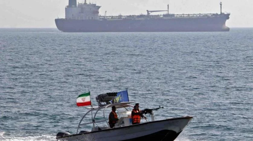 الحرس الثوري الإيراني يحتجز سفينة تحمل وقود مهرب في مياه الخليج