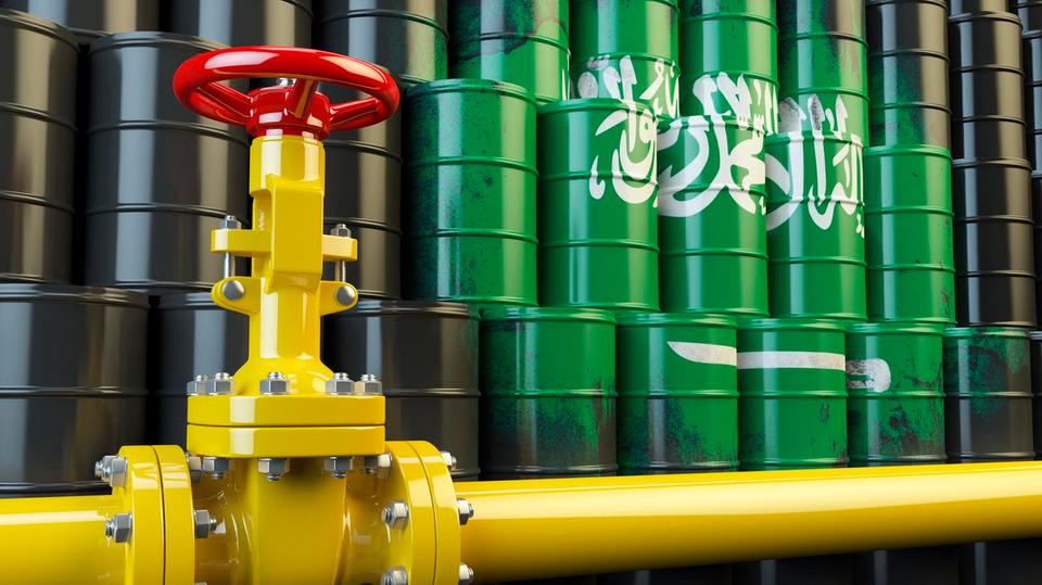 السعودية تمدد خفض إنتاج النفط وسعر البرميل يقفز فوق 90 دولاراً