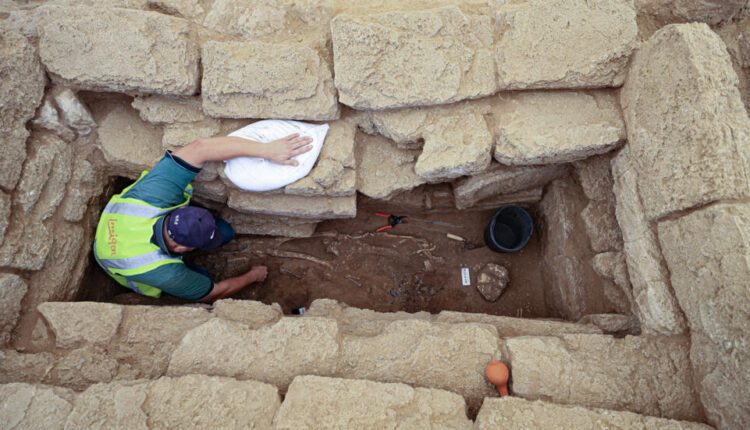 اكتشاف عشرات المقابر الأثرية في غزة تعود للعصر الروماني