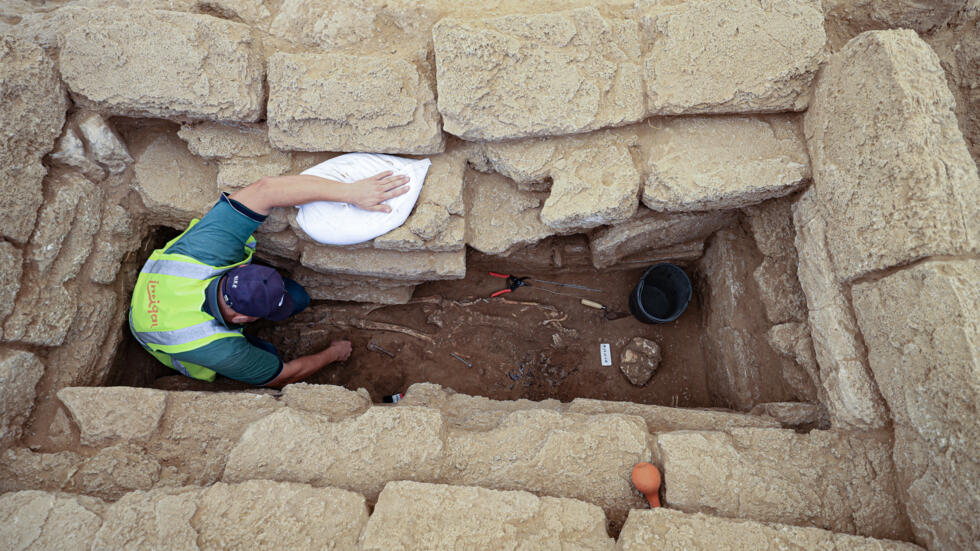 اكتشاف عشرات المقابر الأثرية في غزة تعود للعصر الروماني