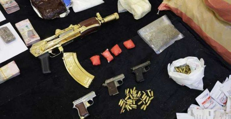 الداخلية الكويتية تضبط 24 متهماً بحوزتهم كميات من المواد المخدرة المتنوعة والأسلحة والخمور ومبالغ مالية