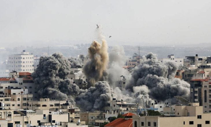 استهداف البيوت المدنية في غزة وارتفاع عدد الشهداء إلى أكثر من 800 شهيد