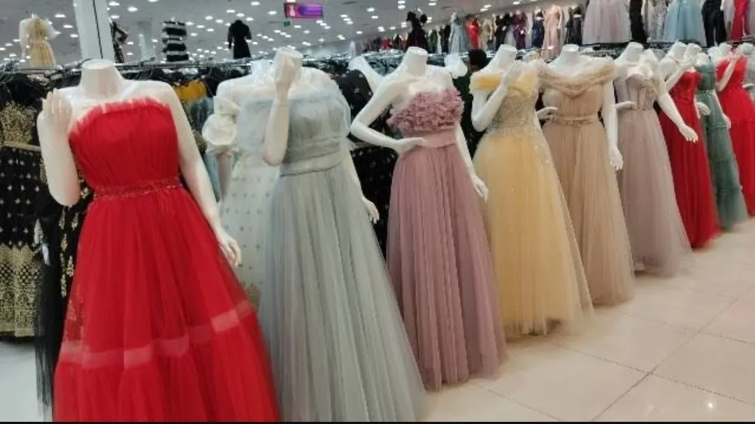 الكشف عن عصابة تحتكر أشهر أسواق الفساتين في العاصمة السعودية الرياض