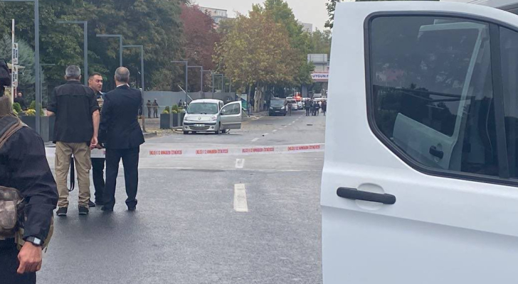 مسلحان يستقلان مركبة قام أحدهما بتفجير نفسه فيما قتل الآخر في هجوم نفذاه على مقر لوزارة الداخلية التركية