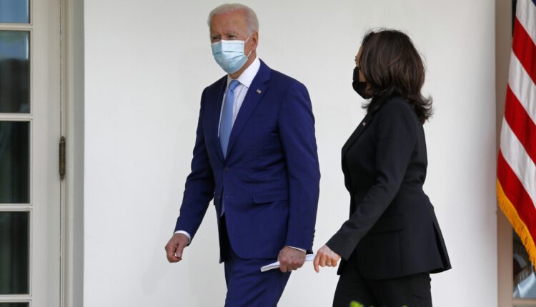 تصاعد التوترات بين فريقي هاريس وبايدن مع اقتراب الانتخابات