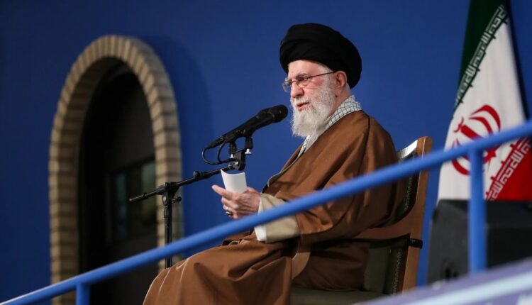 الإمام علي الخامنئي