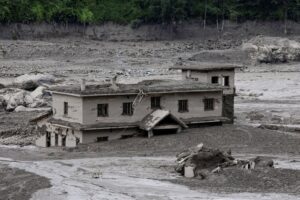 فيضانات كارثية في نيبالتبت مقتل 160 شخصاً وفقدان المئات