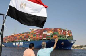 علاء مبارك ينتقد طرح مبادلة قناة السويس بالديون ويحذر من المساس بالسيادة