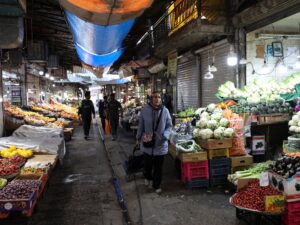 أسواق طهران تعاني شح المشترين لا السلع بعد العقوبات الجديدة