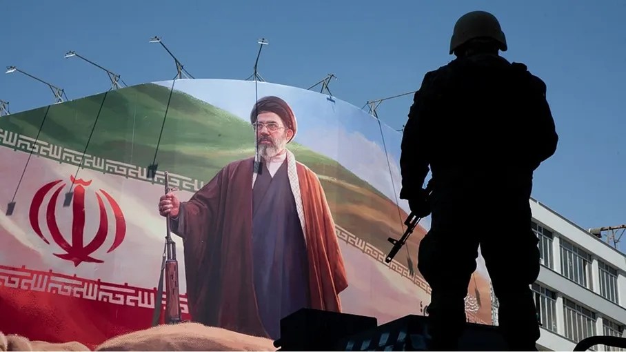 غياب خامنئي الابن يثير الشكوك في طهران وسط تكهنات واسعة