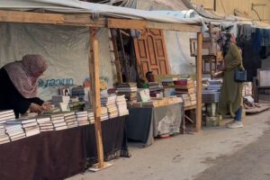 نيفين الغرابلي ورؤوف: من جمع الحطب إلى إنقاذ العقول عبر «مكتبة الخيمة» في غزة