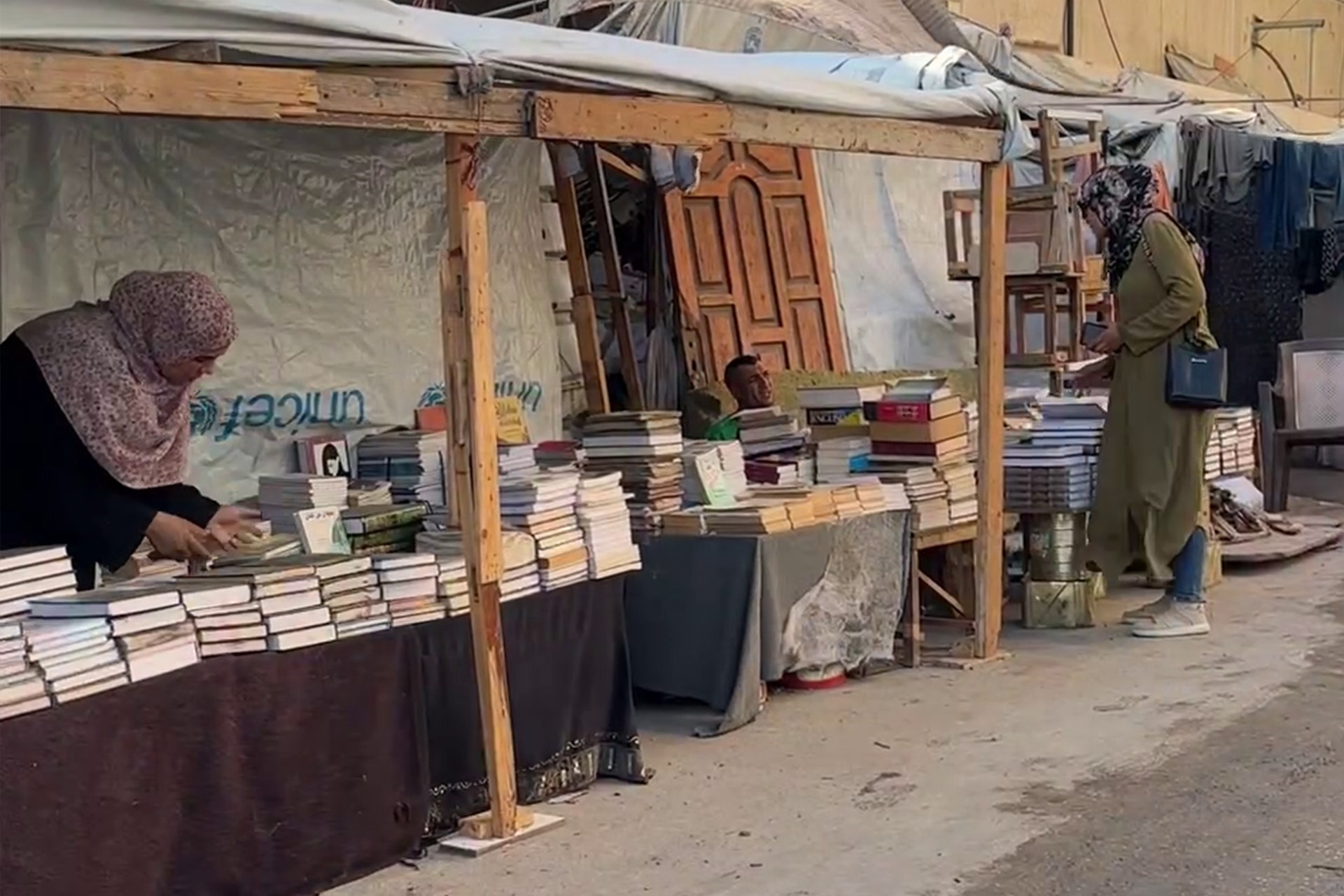 نيفين الغرابلي ورؤوف: من جمع الحطب إلى إنقاذ العقول عبر «مكتبة الخيمة» في غزة