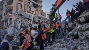 انهيار مبنى في غزة يودي بحياة 21 شخصاً بينهم أطفال
