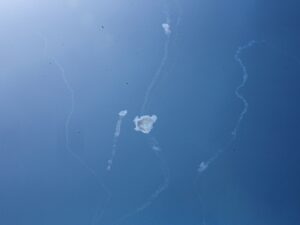 الدوحة تثبت إطلاق صواريخ إيرانية على مناطق مدنية