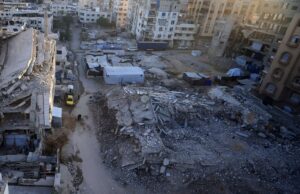 استشهاد فلسطينيين في غزة وانتشال 28 جثماً من تحت الأنقاض