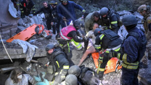 مقتل 11 شخصاً بينهم أطفال في غارات روسية على زابوريجيا الأوكرانية