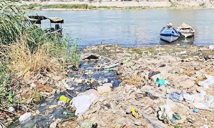 جدل بين وزارتي البيئة والصحة العراقية حول تصريف المخلفات في دجلة
