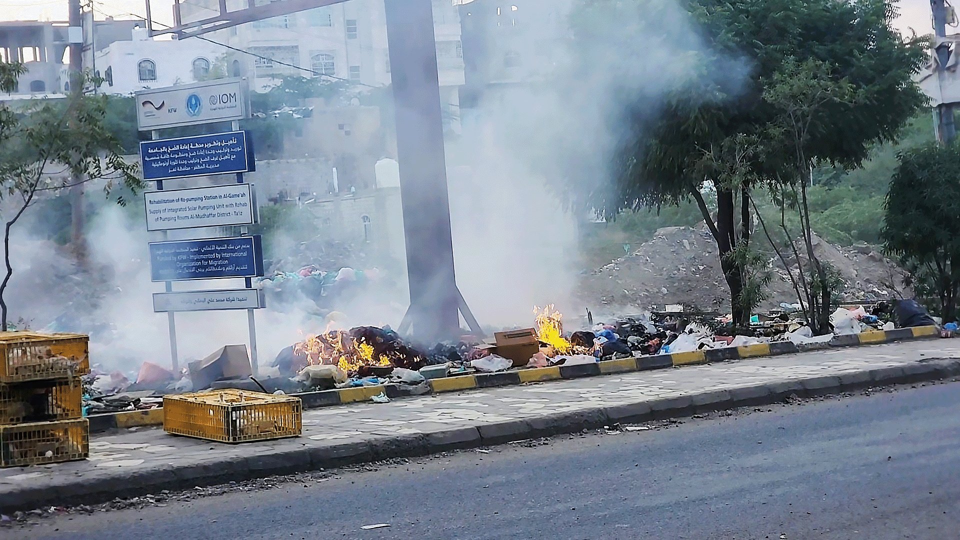 تعز.. حياة مدنية تتعثر قرب جبهات القتال وسط شح الوقود