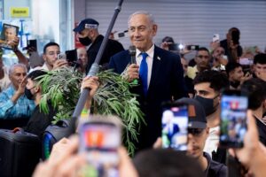 نتنياهو وآيزنكوت يتعثّران في تشكيل الحكومة بعد فوز العرب بـ19 مقعداً
